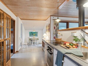 Kylskåp, mikrovågsugn och grytor/köksredskap