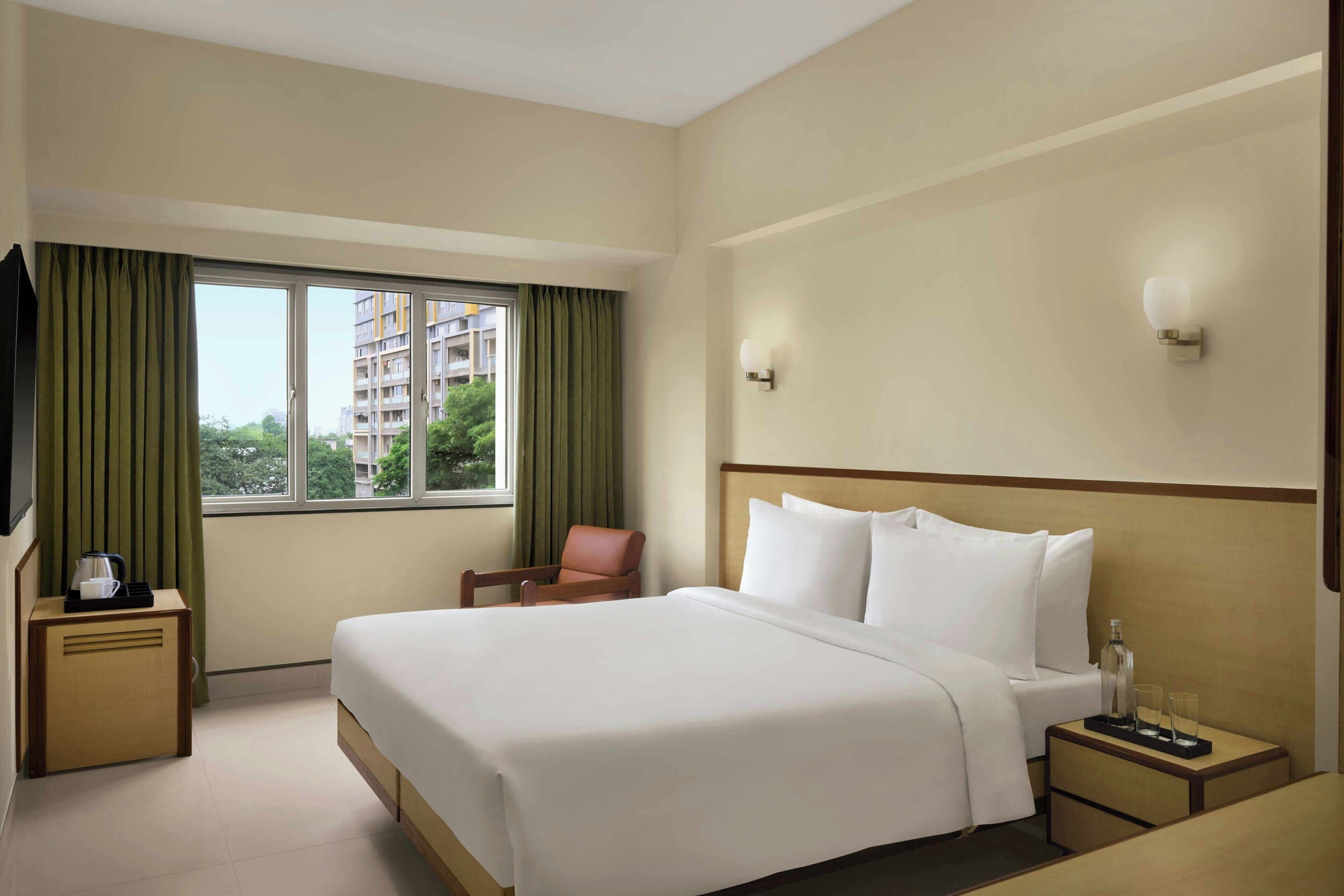 Escritorio, espacio para trabajar con laptop y wifi gratis 