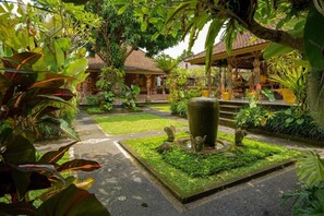 Chambre Supérieure, terrasse | Vue sur le jardin