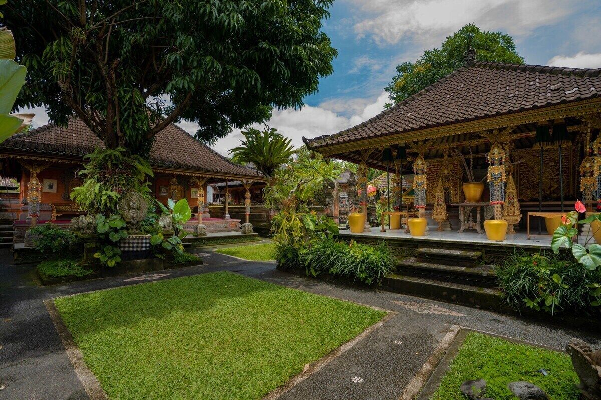 Un temple balinais traditionnel, orné de décorations raffinées et doté d’un jardin bien entretenu.