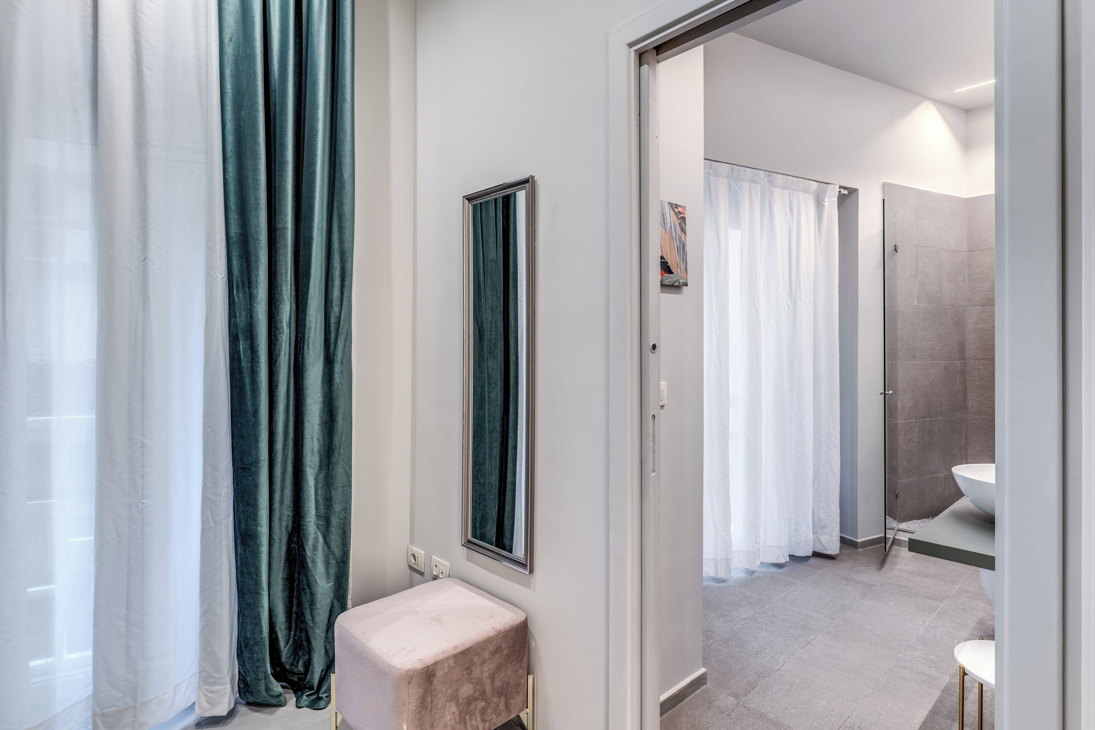 Une salle de bain moderne avec un meuble-lavabo en marbre, un espace douche et des toilettes.