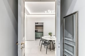 Luxury-Apartment | Wohnbereich | Fernseher