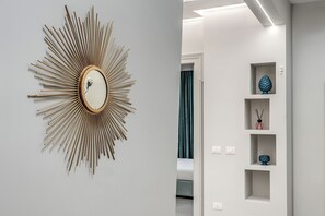 1 غرفة نوم وخزنة داخل الغرفة ومكتب ومكواة/لوح كي