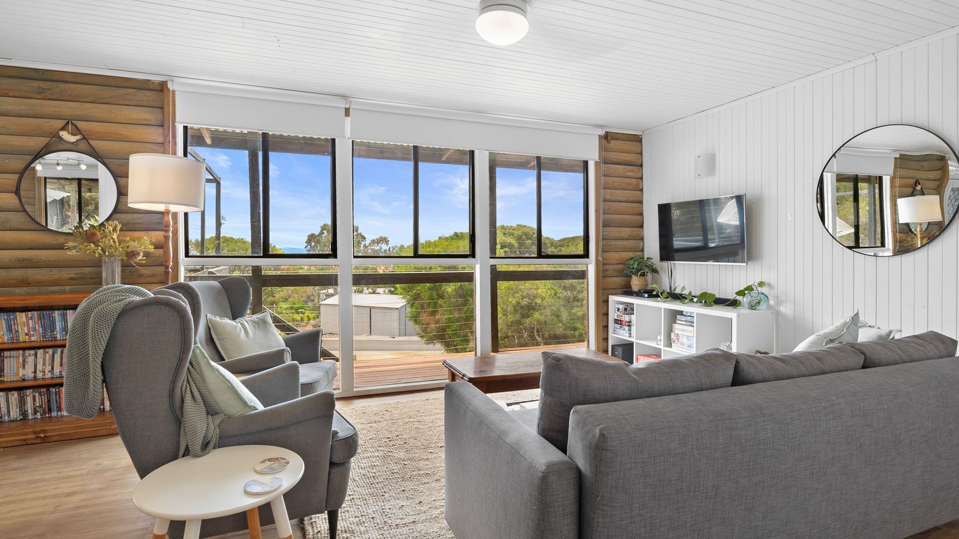 Televisión, chimenea, reproductor de DVD