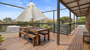 Outdoor dining - The Log Cabin - 2 Scenic View Drive, Second Valley (Second Valley)