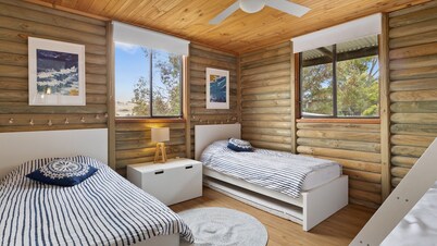 The Log Cabin - 2 Scenic View Drive, Second Valley