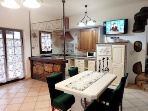 Apartment, 1 Bedroom, Smoking, Patio | Dining room