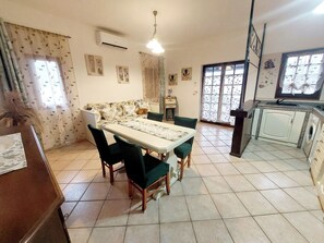 Dining room - Two-room Apartment With Parking Space (Rio)