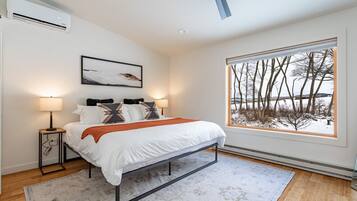 3 bedrooms, desk, iron/ironing board, travel cot