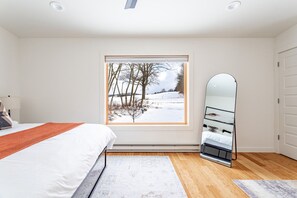 3 bedrooms, desk, iron/ironing board, travel cot