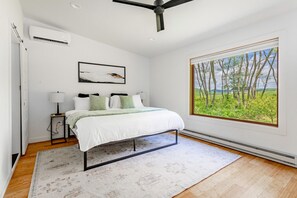 3 chambres, bureau, fer et planche à repasser, lit de bébé portatif