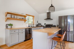 Fridge, oven, stovetop, dishwasher