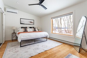 3 bedrooms, desk, iron/ironing board, travel cot