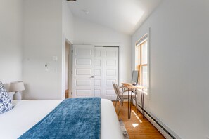 3 slaapkamers, een bureau, een strijkplank/strijkijzer, reisbedje