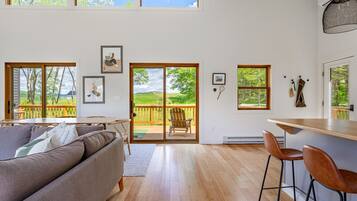 Fernseher, Kamin, Bücher, Computerbildschirme