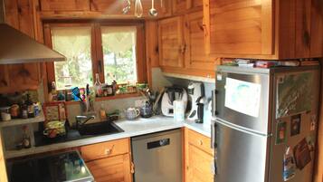 Apartemen | Dapur pribadi | Lemari es, oven, mesin pencuci piring, dan mesin pembuat kopi/teh