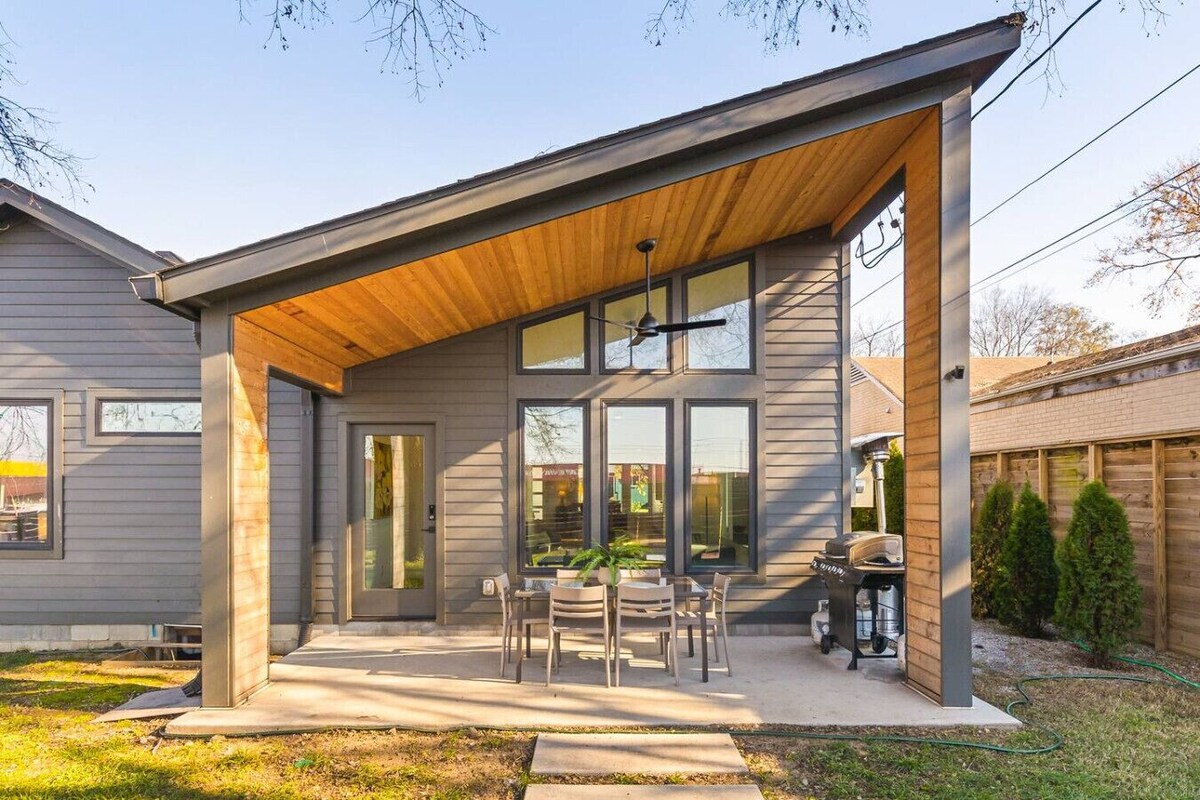 Walk to Restaurants - Outdoor Patio with Grill & Fit Pit, 1 Mile to Stadium & Downtown