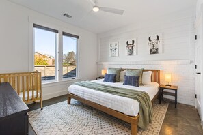 4 bedrooms, desk, iron/ironing board, free WiFi