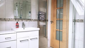 House | Bathroom | Separate tub and shower, deep soaking tub, free toiletries, hair dryer - Overlooking Carlingford Lough Modern and Spacious! (Warrenpoint)