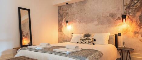 2 عدّة غرف نوم ومكواة/لوح كي وواي فاي وملاءات أسرّة