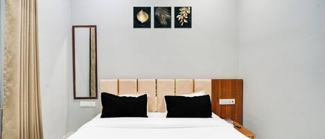 Premium bedding, in-room safe, individually decorated