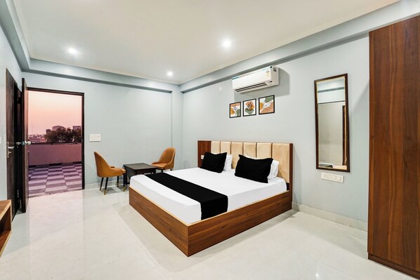 Premium bedding, in-room safe, individually decorated