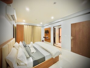 Ropa de cama de alta calidad y caja de seguridad en la habitación 