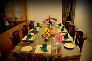 บ้านดีลักซ์, สระว่ายน้ำส่วนตัว, วิวสวน | บริการอาหารในห้องพัก