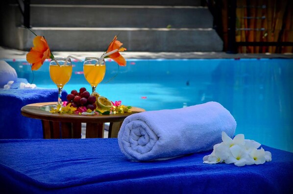 15 สระว่ายน้ำกลางแจ้ง