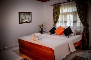 4 habitaciones, escritorio y espacio para trabajar con laptop