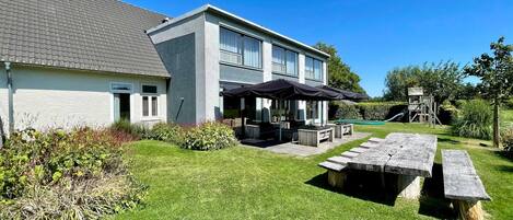 House | Outdoor dining