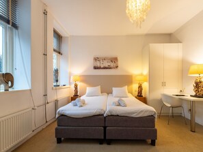 House | 12 bedrooms, individually furnished, bed sheets