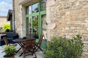 Outdoor dining - La Vieille Ferme de Tassigny (Meursault)