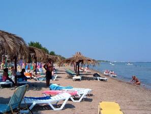 Plage, chaises longues