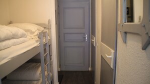 A narrow hallway with a bunk bed on the left and a door at the end. - Portes Du Soleil Psa47 Telecabine & Mountain 4 Per (Chatel)