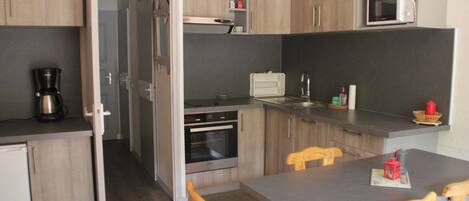 House | Private kitchen | Fridge, microwave, oven, dishwasher