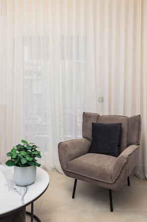 Apartment, Balcony, City View | Living area | Smart TV, Netflix, streaming services - Solange by halu! (Thessaloniki)