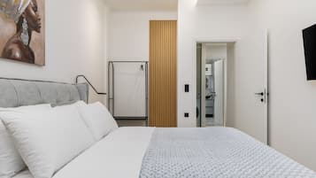 Apartemen, balkon, pemandangan kota | 2 kamar tidur, seprai premium, dan didekorasi berbeda-beda