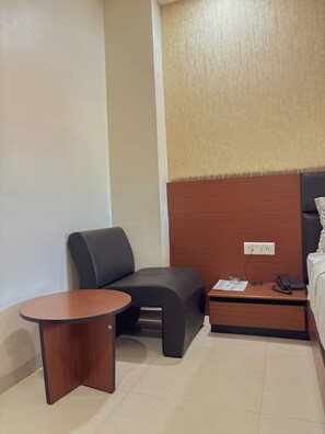 Schreibtisch, laptopgeeigneter Arbeitsplatz, Verdunkelungsvorhänge