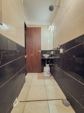 Shower, free toiletries, bathrobes, slippers