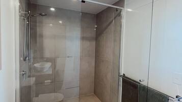 Dusche, Haartrockner, Handtücher, Seife