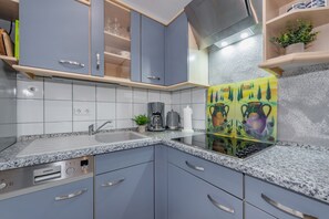 Kjøleskap, mikrobølgeovn, kokeplater og oppvaskmaskin