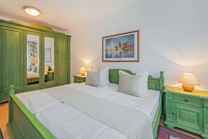 2 soverom, skrivebord, strykejern/-brett og reiseseng for barn