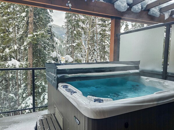 Outdoor spa tub - 3 BDRM NEW townhome at Nordix w/ private hot tub (Panorama)