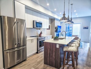 Fridge, microwave, oven, stovetop - 3 BDRM NEW townhome at Nordix w/ private hot tub (Panorama)