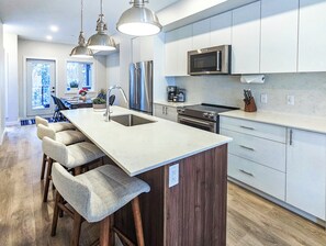 Fridge, microwave, oven, stovetop - 3 BDRM NEW townhome at Nordix w/ private hot tub (Panorama)