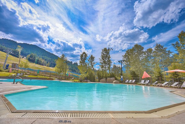Piscina a l'aire lliure i piscina climatitzada 