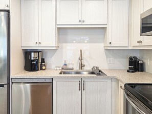 Frigorífic, microones, forn i placa de cuina 