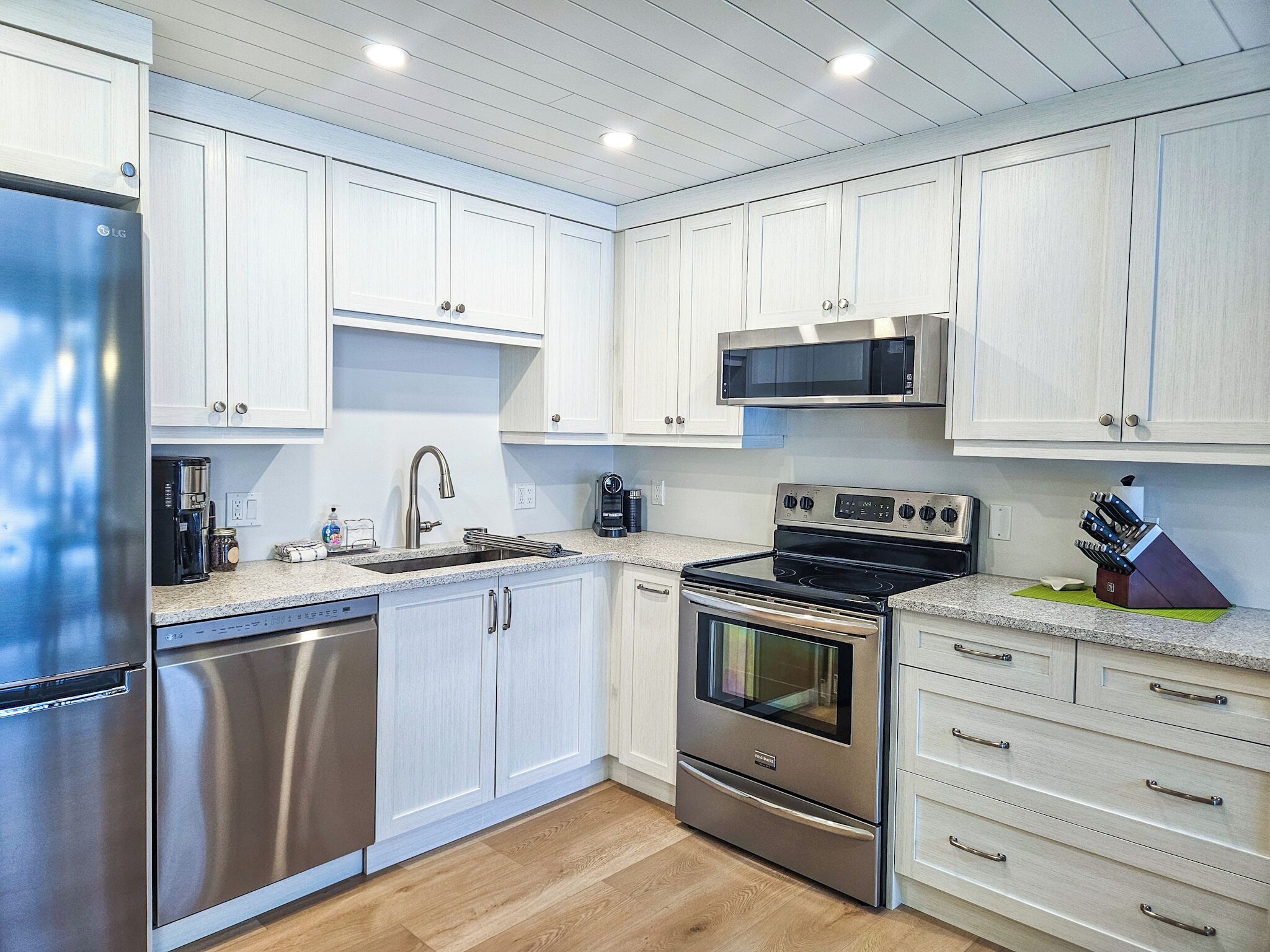 Réfrigérateur, micro-ondes, four, plaque de cuisson