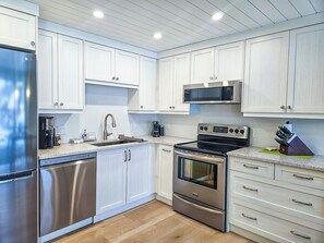 Fridge, microwave, oven, stovetop - Bright Toby 2-Bedroom Retreat at Panorama (Panorama)